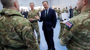 Kameron sa vojnicima 